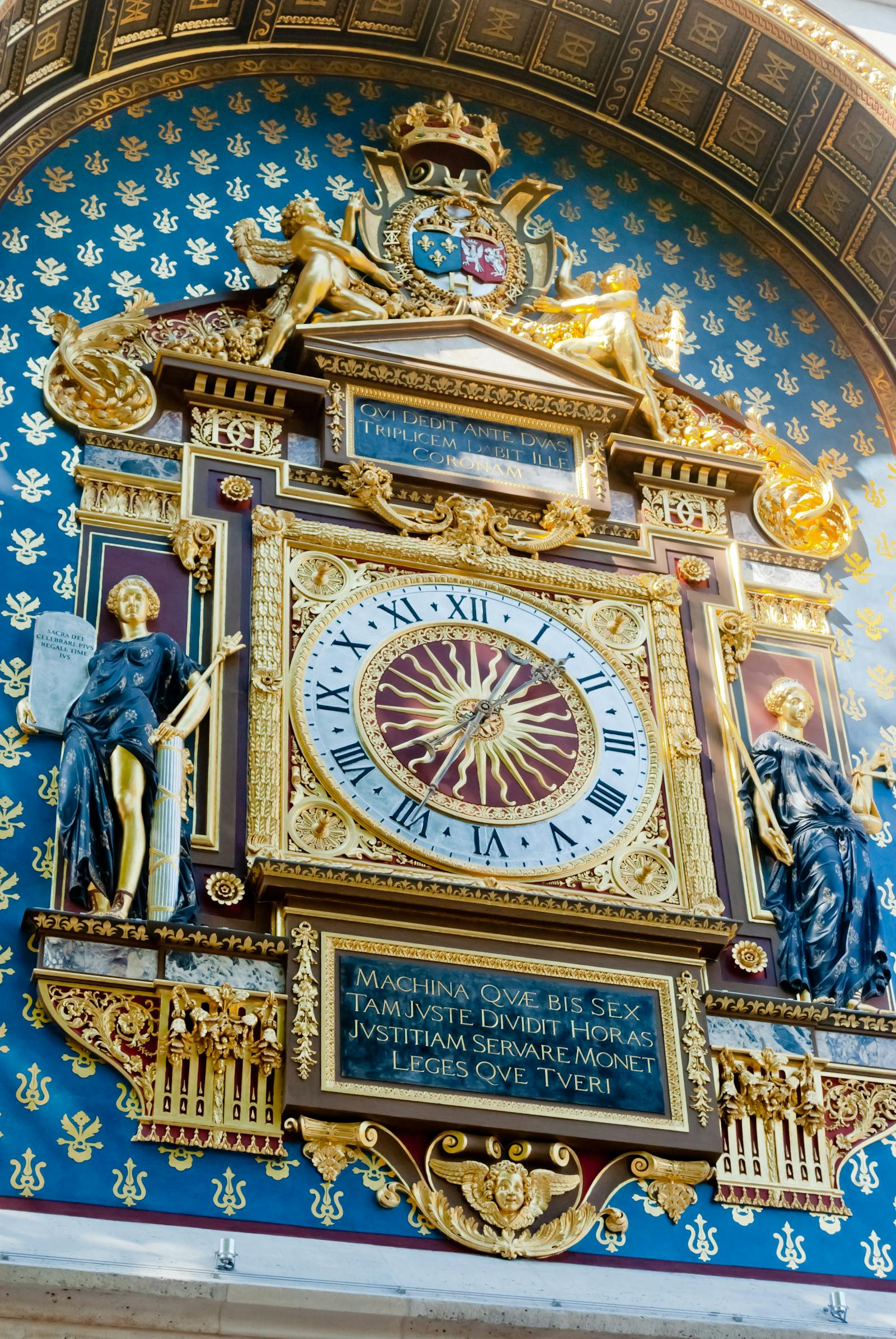 Sainte-Chapellen kultainen kellotorni ja siniset patsaat