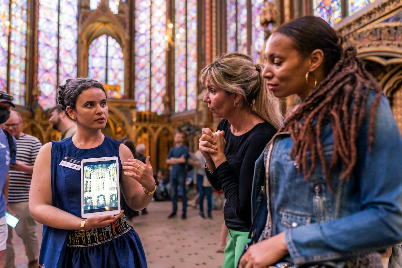 Opas esittelee Sainte-Chapellen katedraalin digitaalisella tabletilla