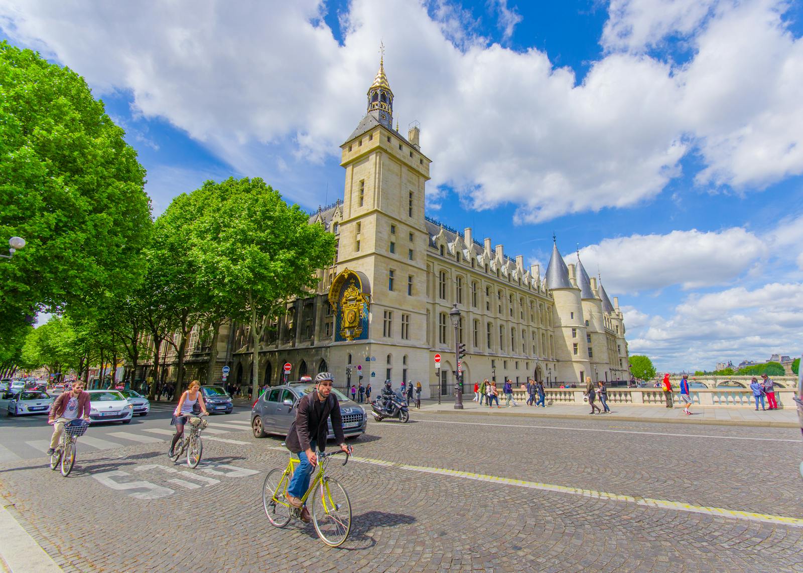 Uitzicht op de Sainte-Chapelle vanaf de straat