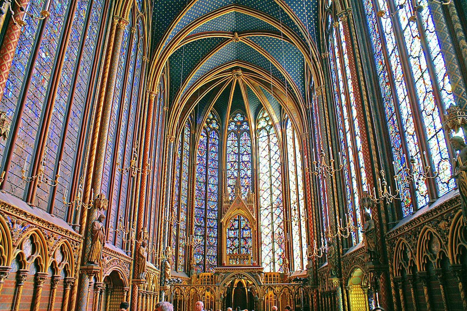 Majestueus interieur van de Sainte-Chapelle met glas-in-loodramen