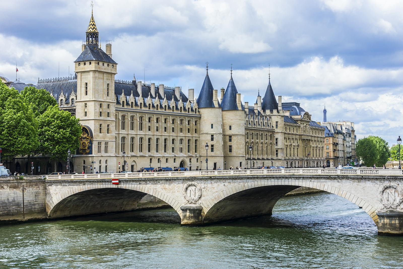 Utsikt over Sainte-Chapelle fra broen over Seinen