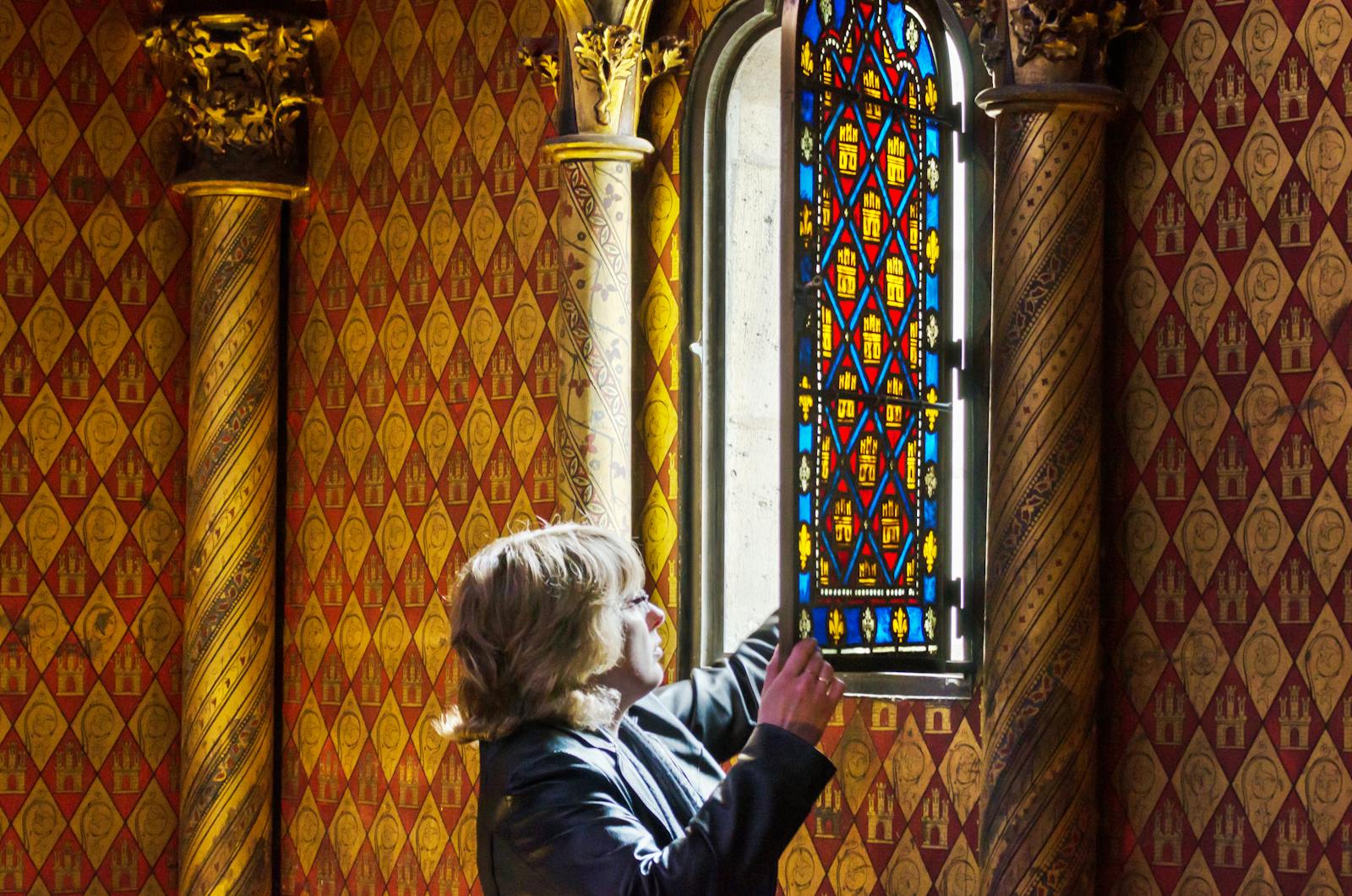 Besøker som beundrer glassmaleriene i Sainte-Chapelle