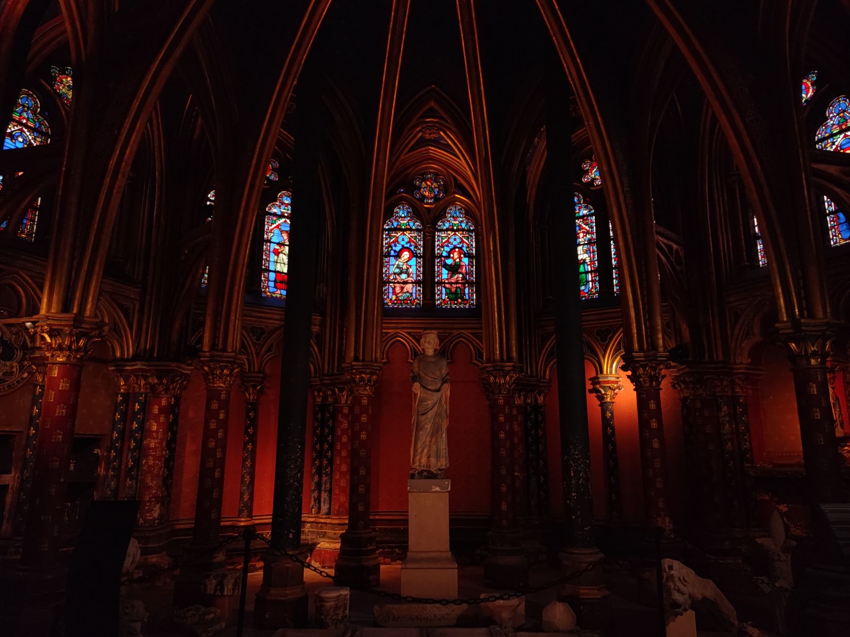 Interiørutsikt av Sainte-Chapelle med malte glassvinduer