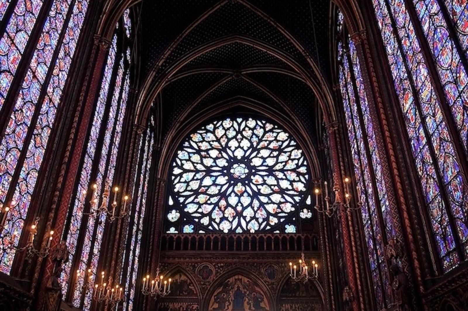 Wnętrze Sainte-Chapelle i jej witraże