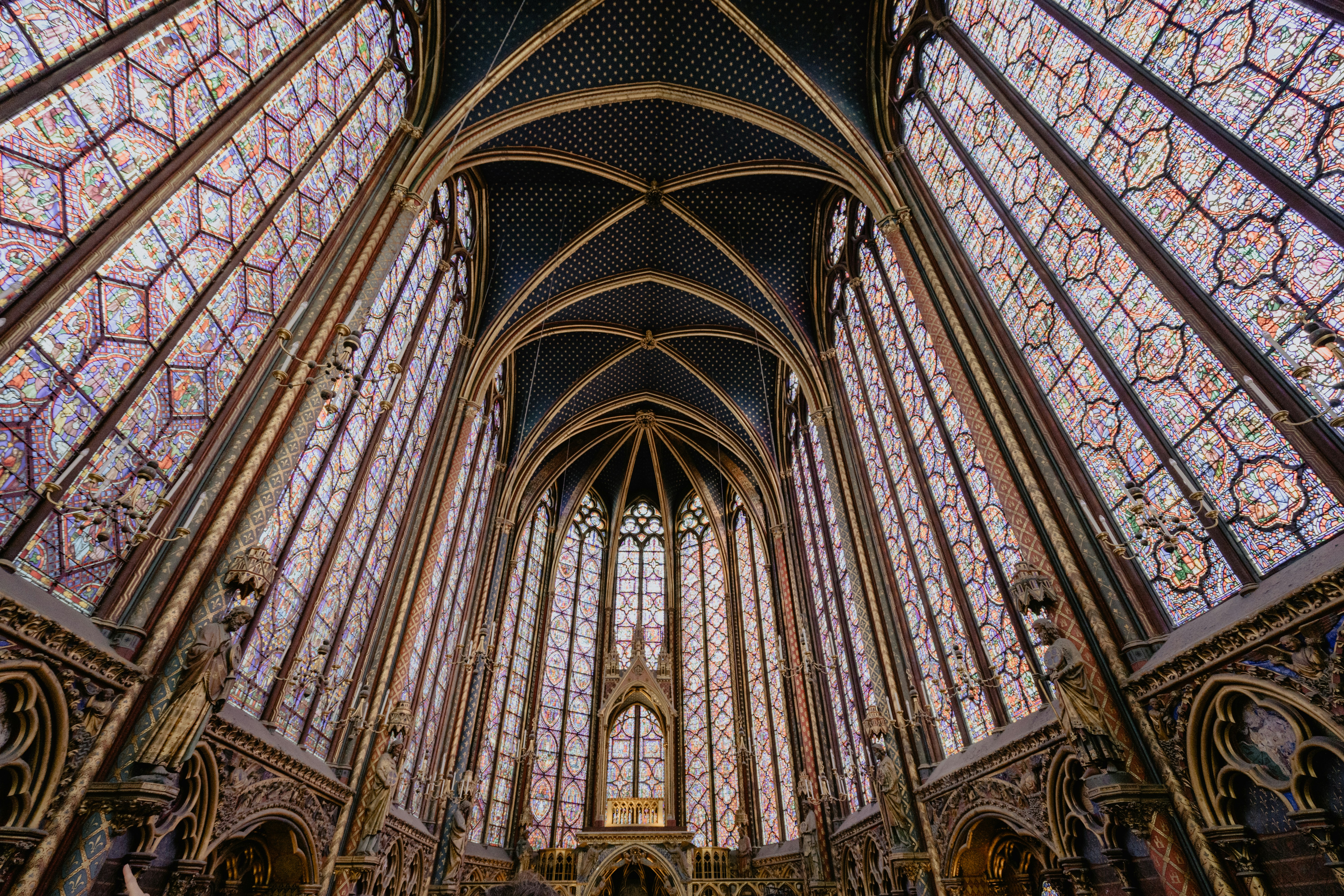 Överblick över Sainte-Chapelles glasfönster