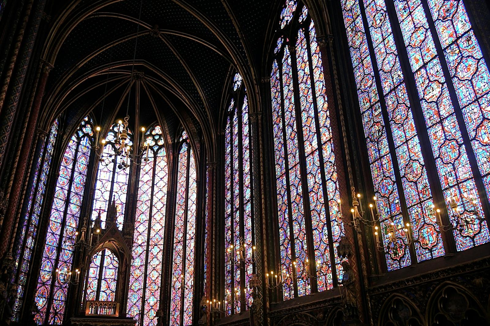 Uppåtriktad interiörvy av den belysta Sainte-Chapelle